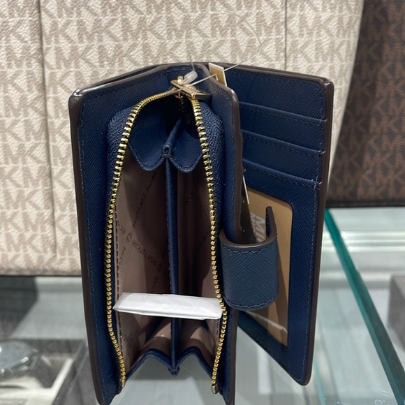 MICHAEL KORS
Medium Crossgrain Leather Wallet
Navy 
NWT - Picture 7 of 16